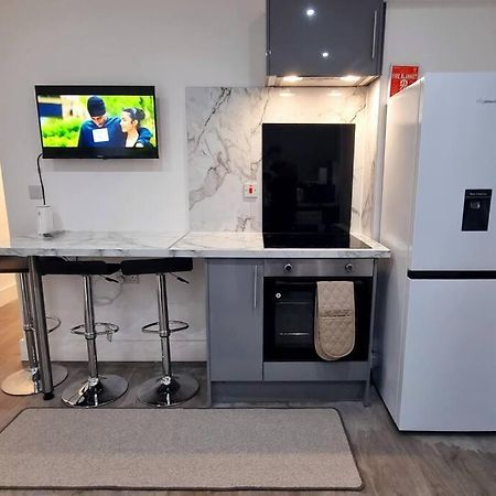2 Bed Cosy Flat Close To Bus & Tube Station Londres Exterior foto