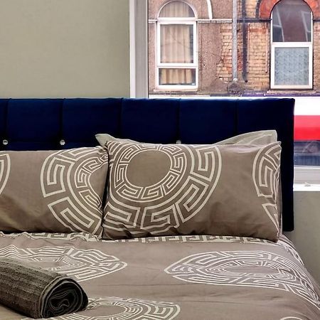 2 Bed Cosy Flat Close To Bus & Tube Station Londres Exterior foto