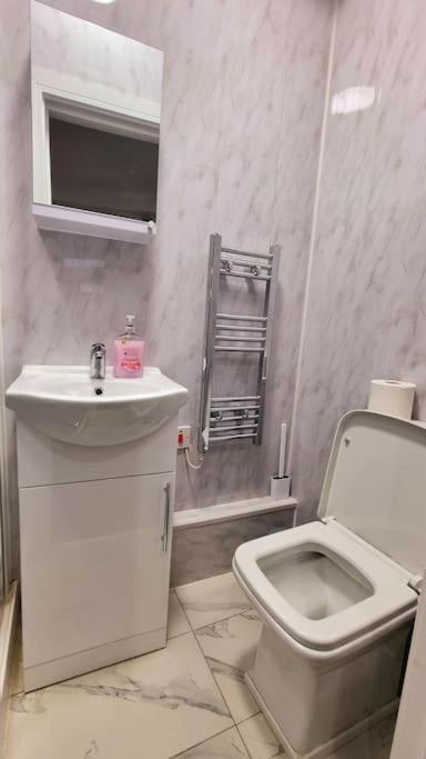 2 Bed Cosy Flat Close To Bus & Tube Station Londres Exterior foto