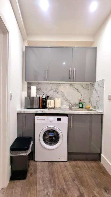 2 Bed Cosy Flat Close To Bus & Tube Station Londres Exterior foto