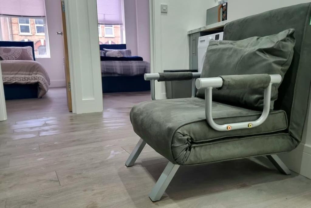 2 Bed Cosy Flat Close To Bus & Tube Station Londres Exterior foto
