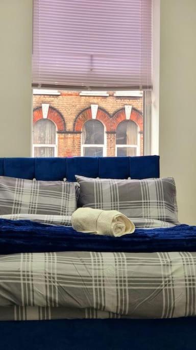 2 Bed Cosy Flat Close To Bus & Tube Station Londres Exterior foto
