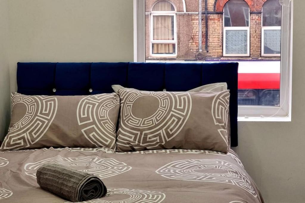 2 Bed Cosy Flat Close To Bus & Tube Station Londres Exterior foto