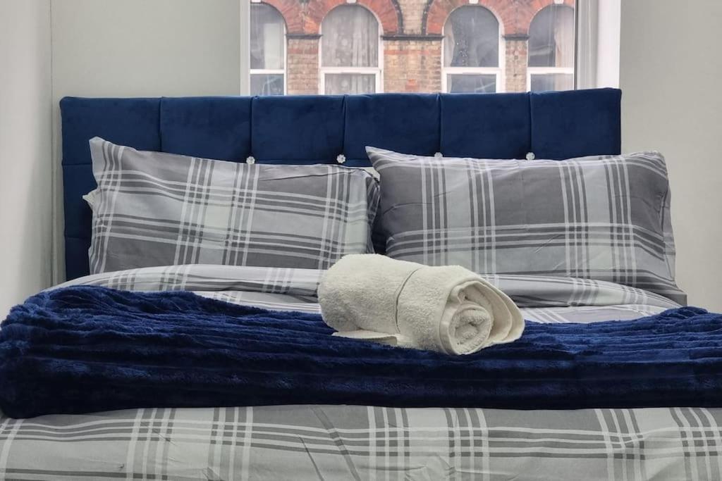 2 Bed Cosy Flat Close To Bus & Tube Station Londres Exterior foto